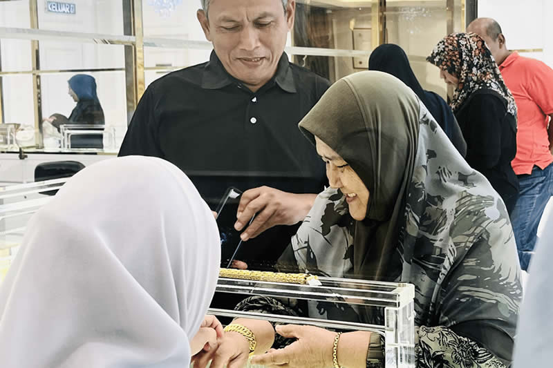 Pasangan Gembira Memilih Gelang Emas di Kim's Gold
