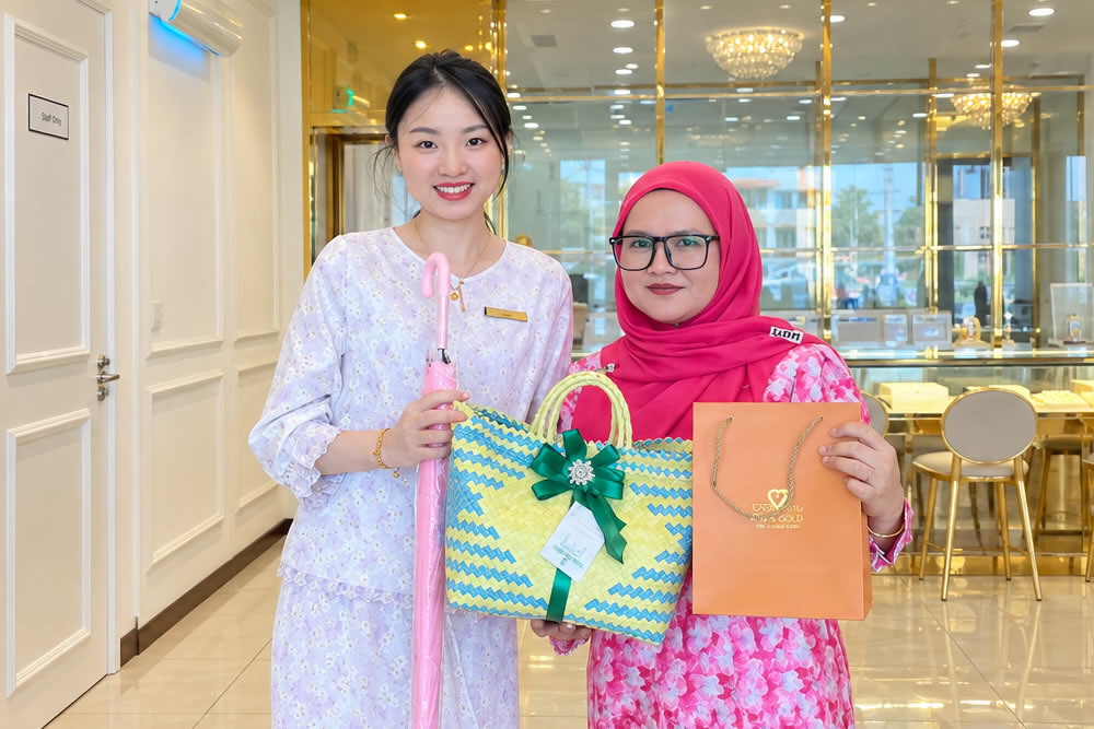 Pelanggan memilih barang kemas emas di kedai emas Muar