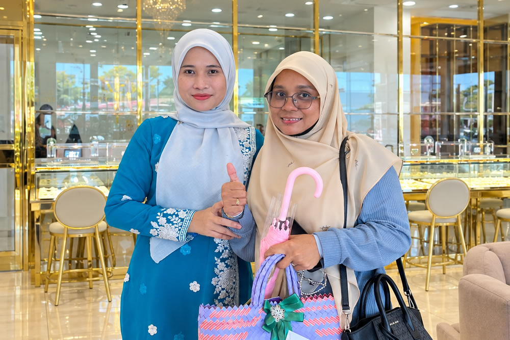 Pelanggan membeli emas 916 di Kim's Gold Muar