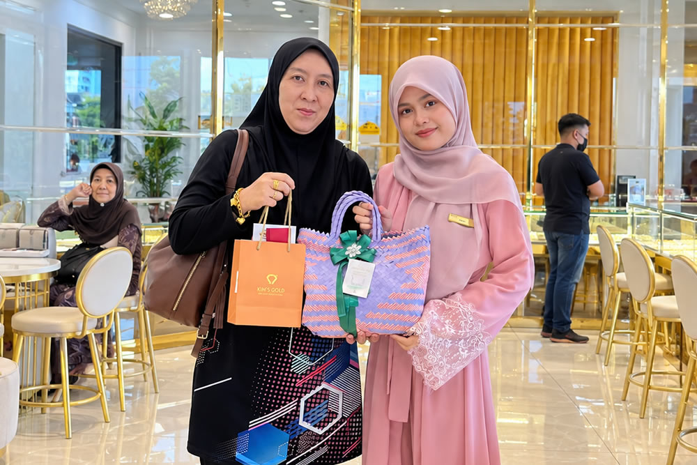Keluarga membeli emas di kedai emas Kim's Gold Muar