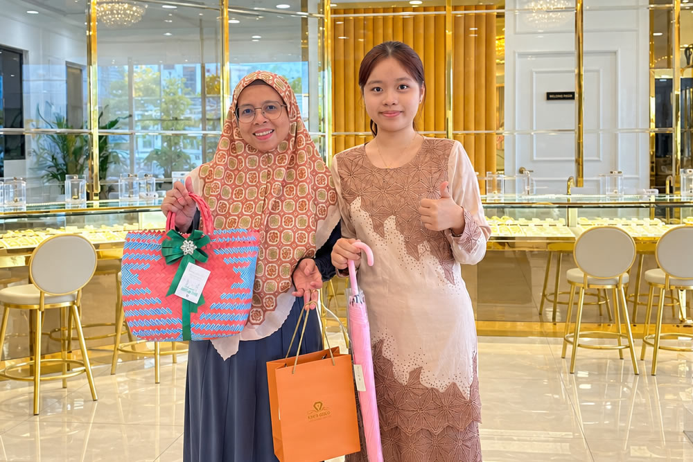 Pelanggan gembira di kaunter kedai emas Kim's Gold Muar