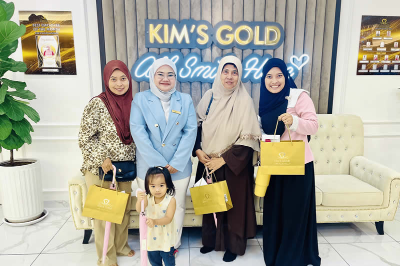Penggambaran Foto Pelanggan di Depan Kedai